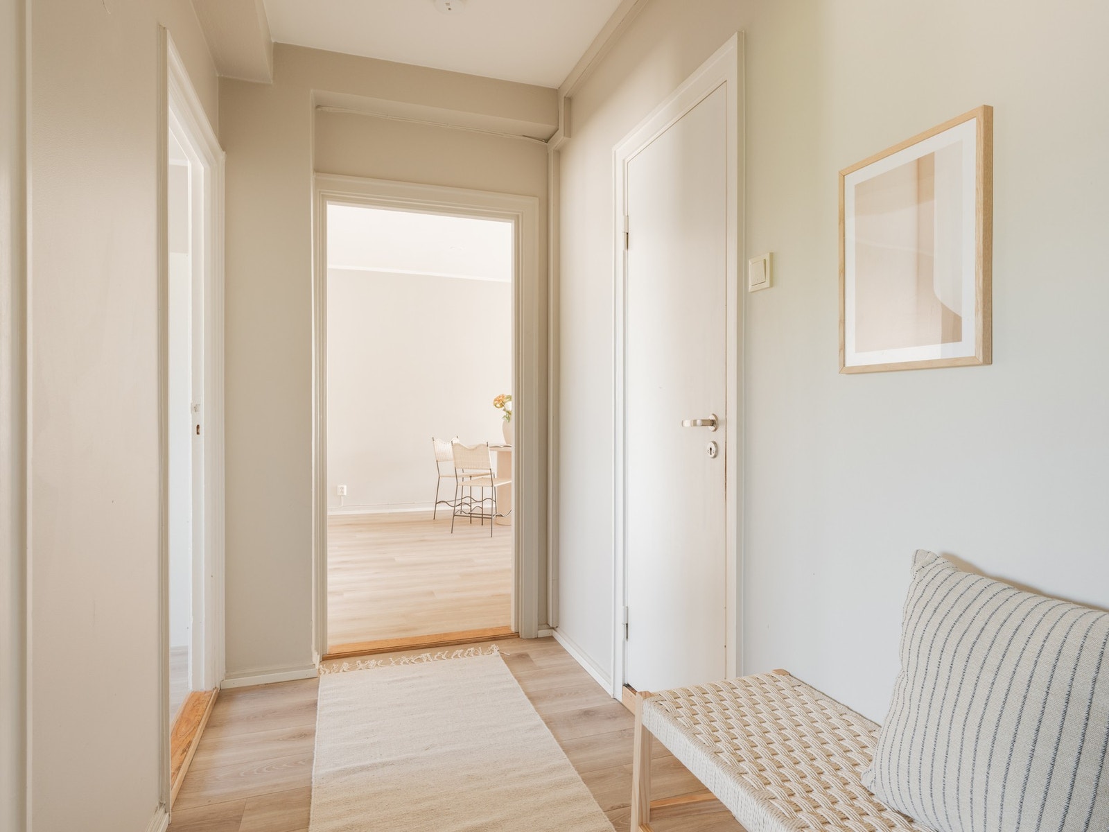 Lys og romslig entré med plass til oppheng av yttertøy. Galleribilde