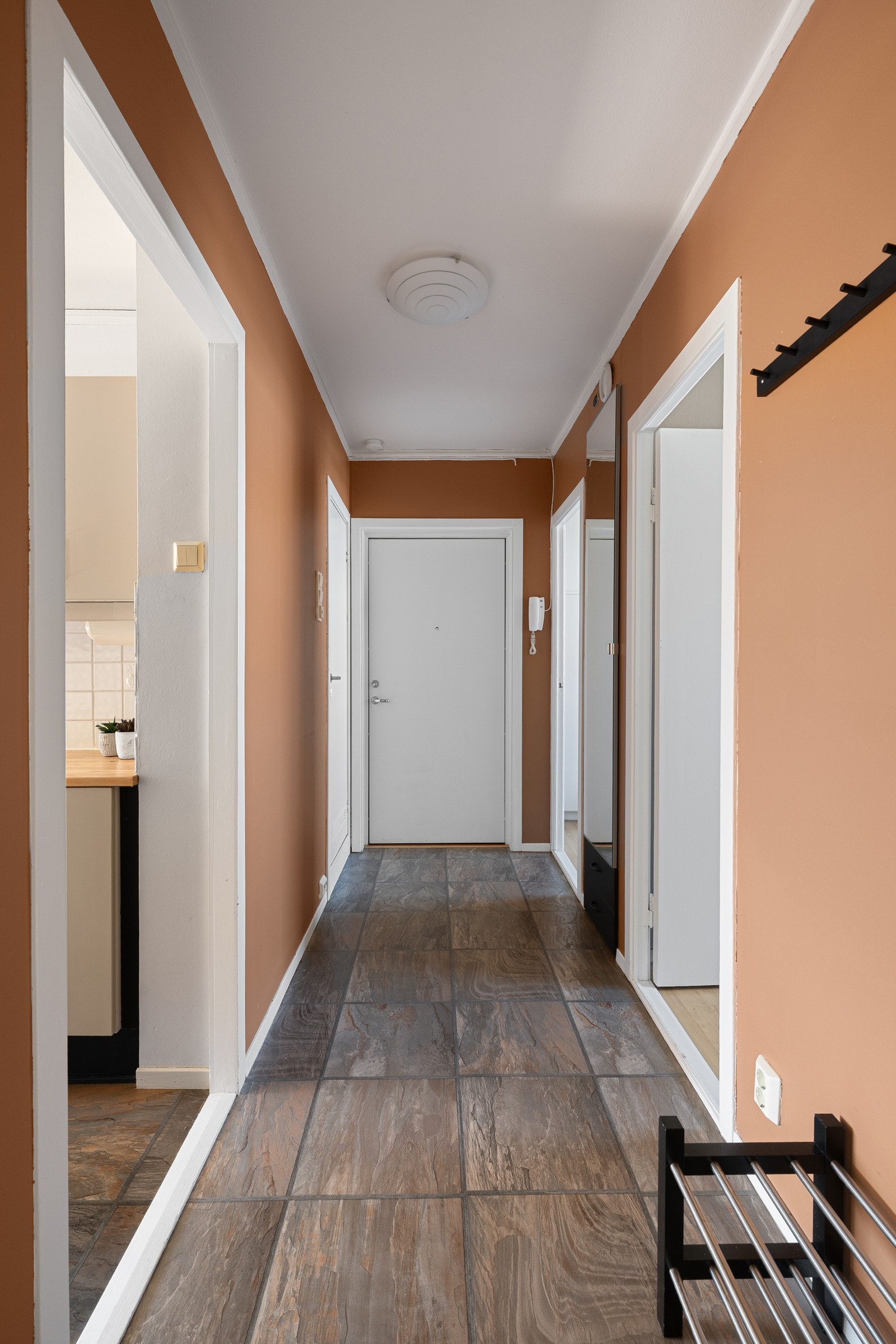 Gangen kan en henge fra seg i et innebygd skap eller på knagger Galleribilde