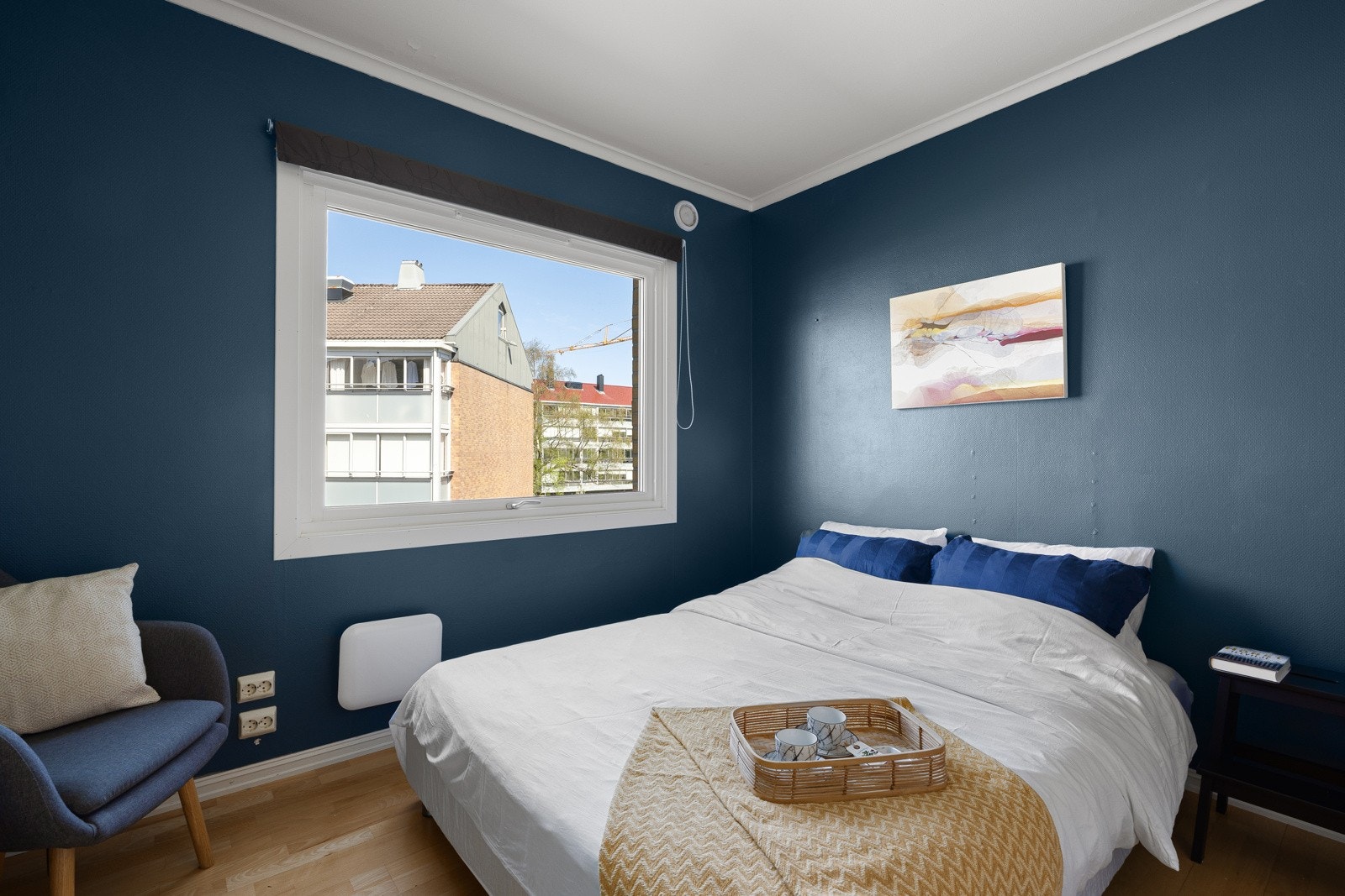 Leiligheten har tre soverom som ligger vegg i vegg, noe som gir god fleksibilitet og mange valgmuligheter. På hovedsoverommet er det plass til dobbeltseng og skyvedørsgarderobe Galleribilde