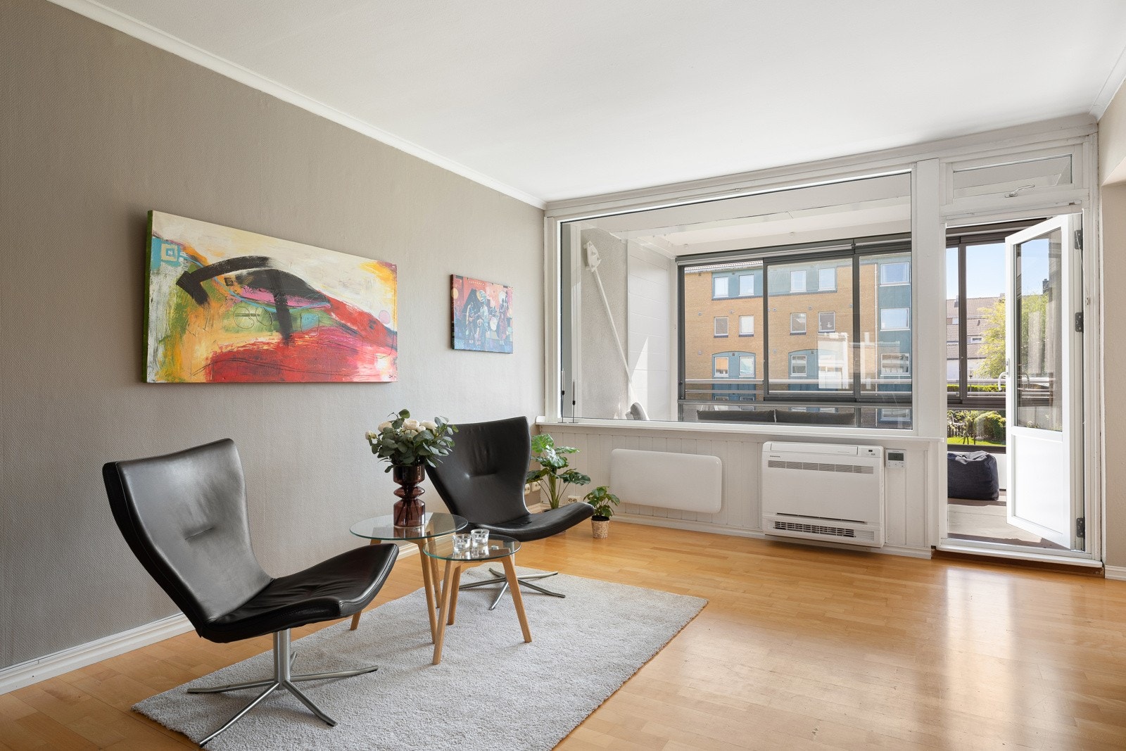 Stuen er et lyst og hyggelig oppholdsrom med stor vindusflate som bidrar til en luftig atmosfære Galleribilde