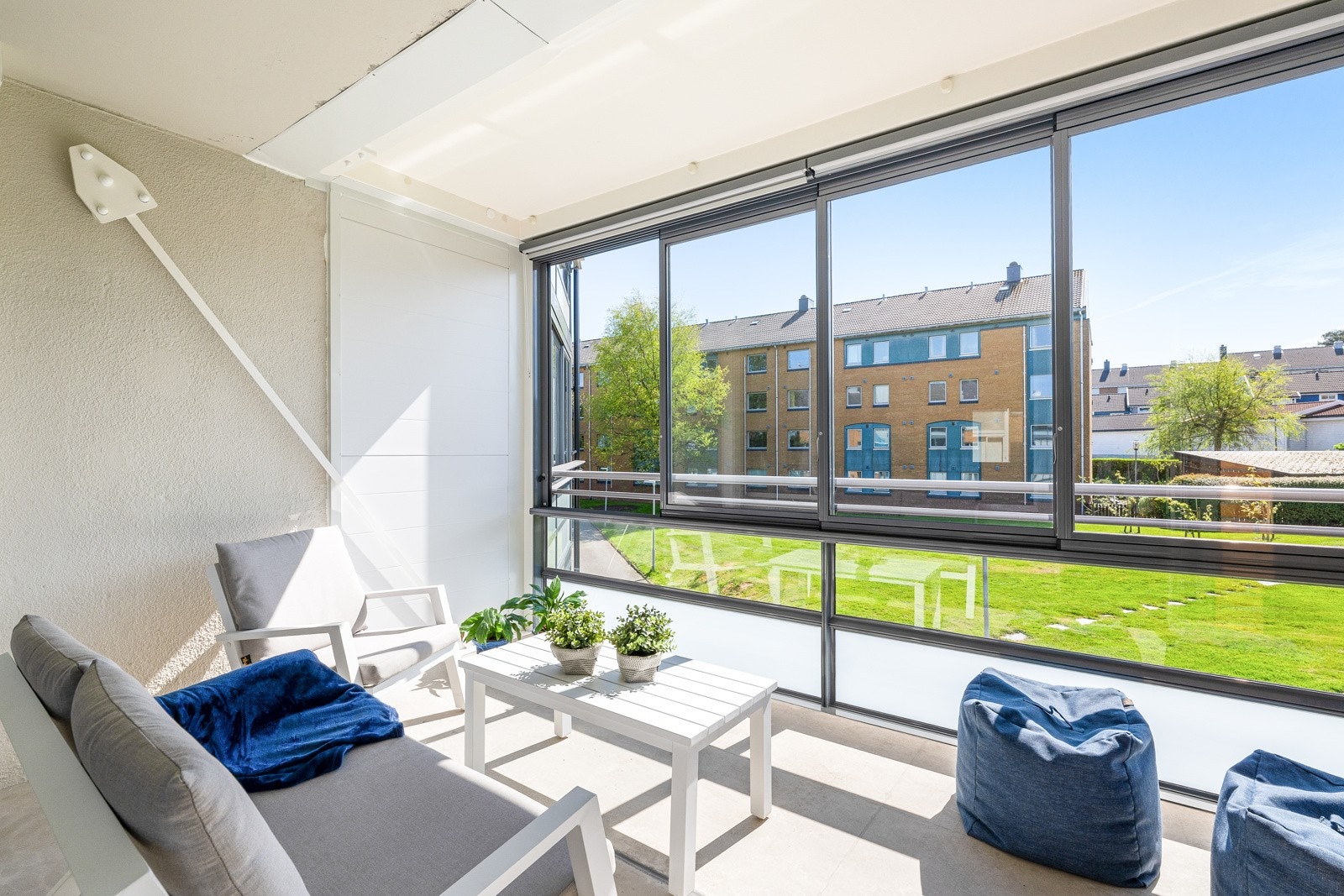 Fra stuen er det utgang til en innglasset balkong på ca. 12 kvm, et lunt og skjermet uterom med fine solforhold Galleribilde