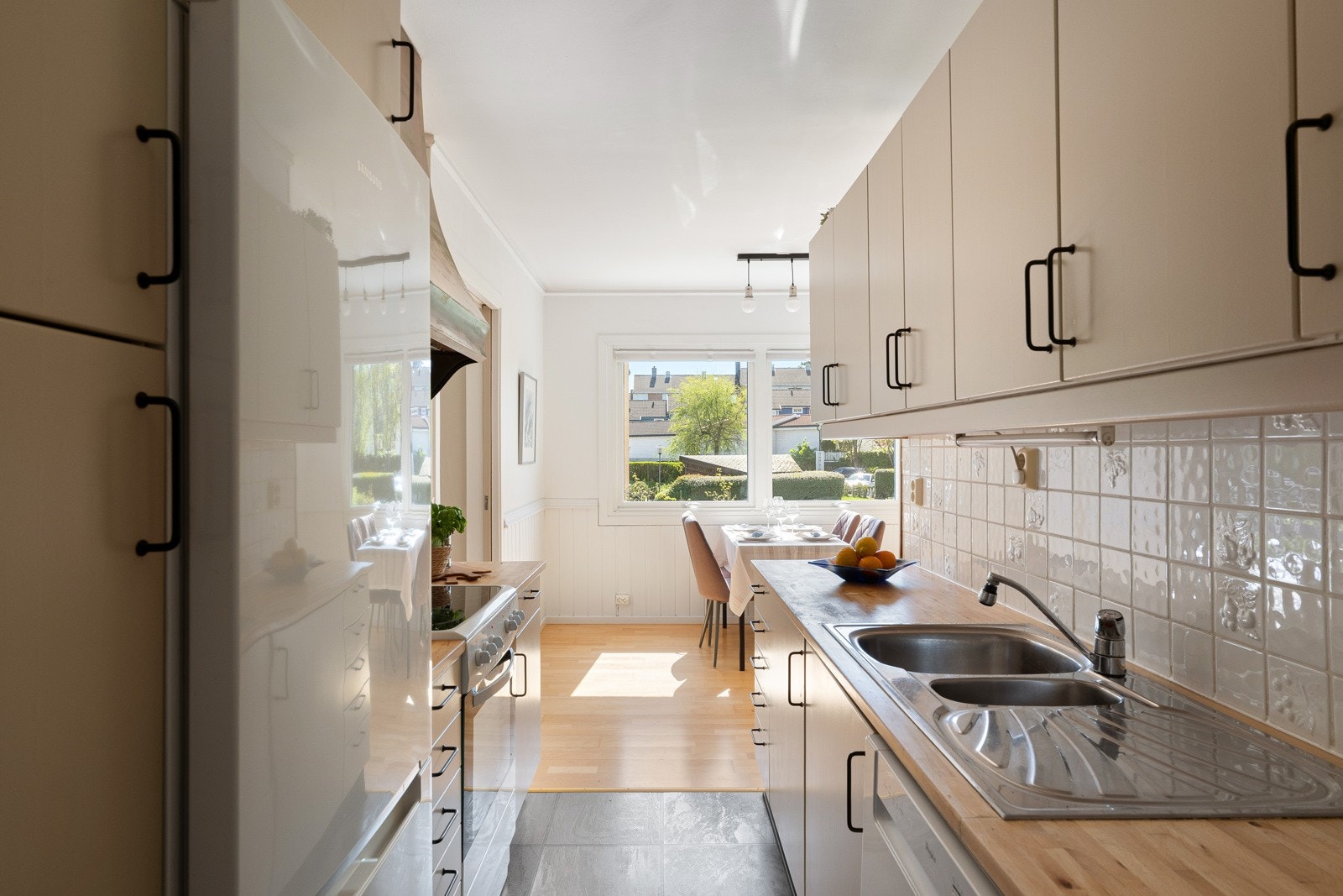 Den fine rominndelingen gir et separat kjøkken med stor spiseplass, perfekt for hyggelige frokoster og rolige morgenstunder med kaffekoppen i hånda Galleribilde