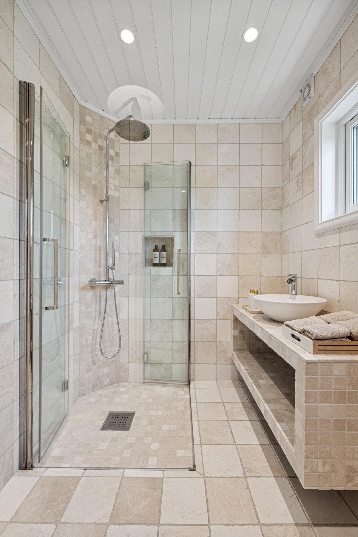 Nedsenket dusj og doble dusjdører - gjennomført design med kvalitetsmaterialer. Galleribilde