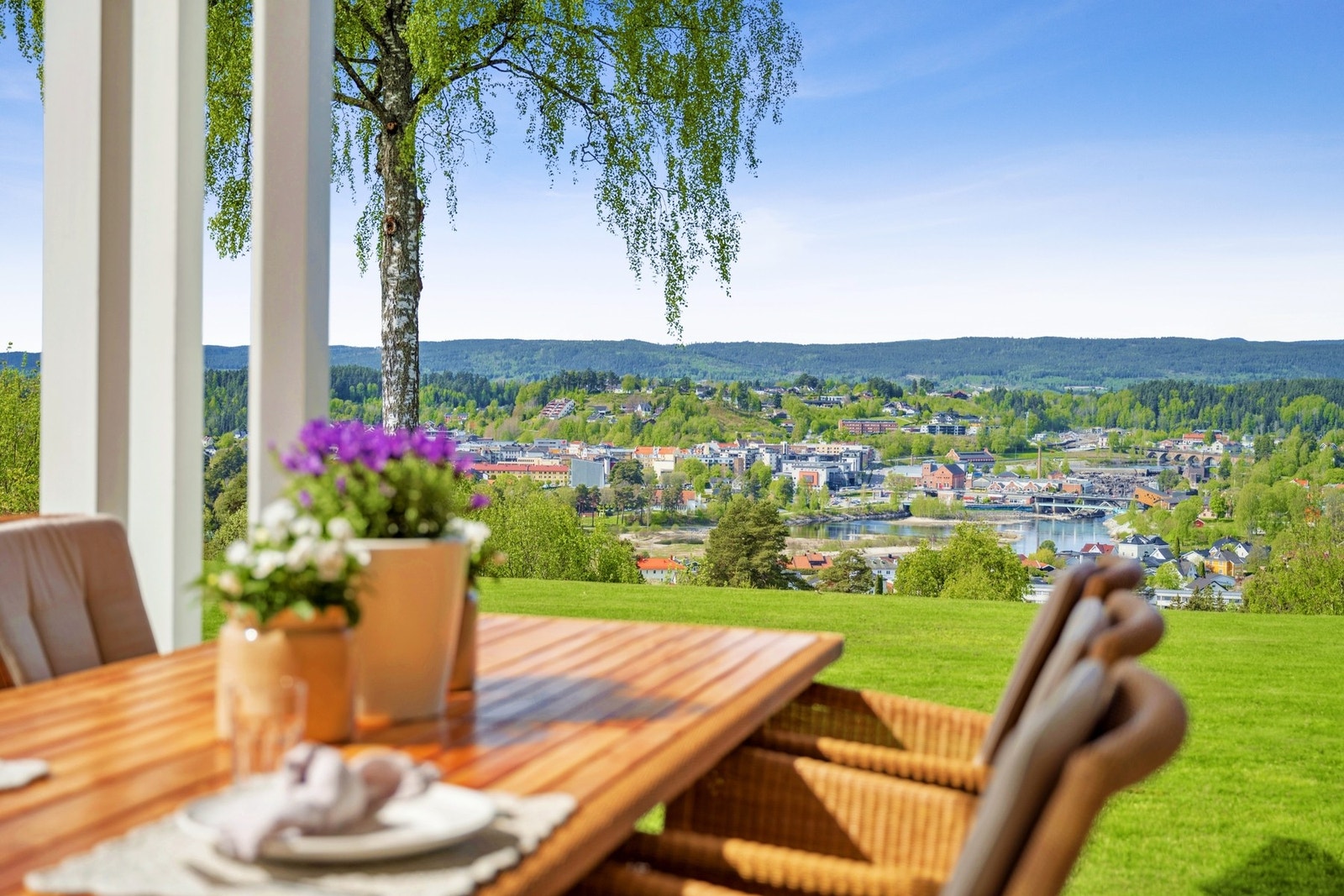 En privat og imponerende tomt på over 5 mål med opparbeidede grøntarealer, frukttrær og god avstand til naboer. Galleribilde