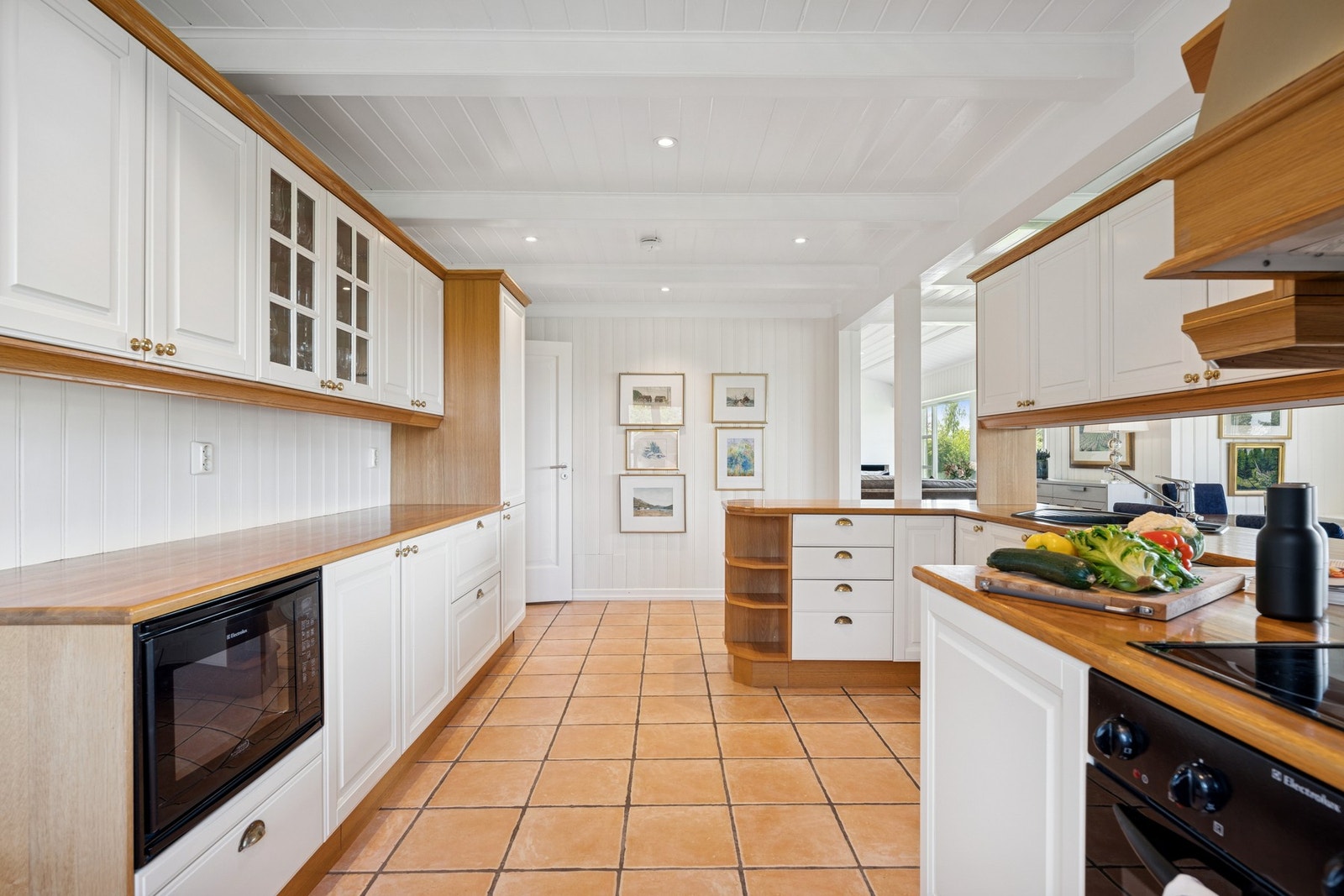 God skap- og benkeplass, integrerte hvitevarer og klassiske fronter - her er alt tilrettelagt for både hverdag og selskap. Galleribilde