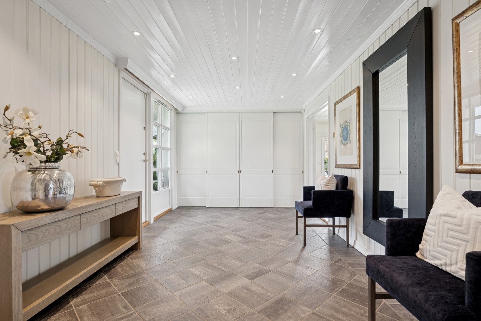 Et førsteinntrykk som virkelig imponerer - romslig hall med klassisk preg, downlights og gjennomlys. Galleribilde