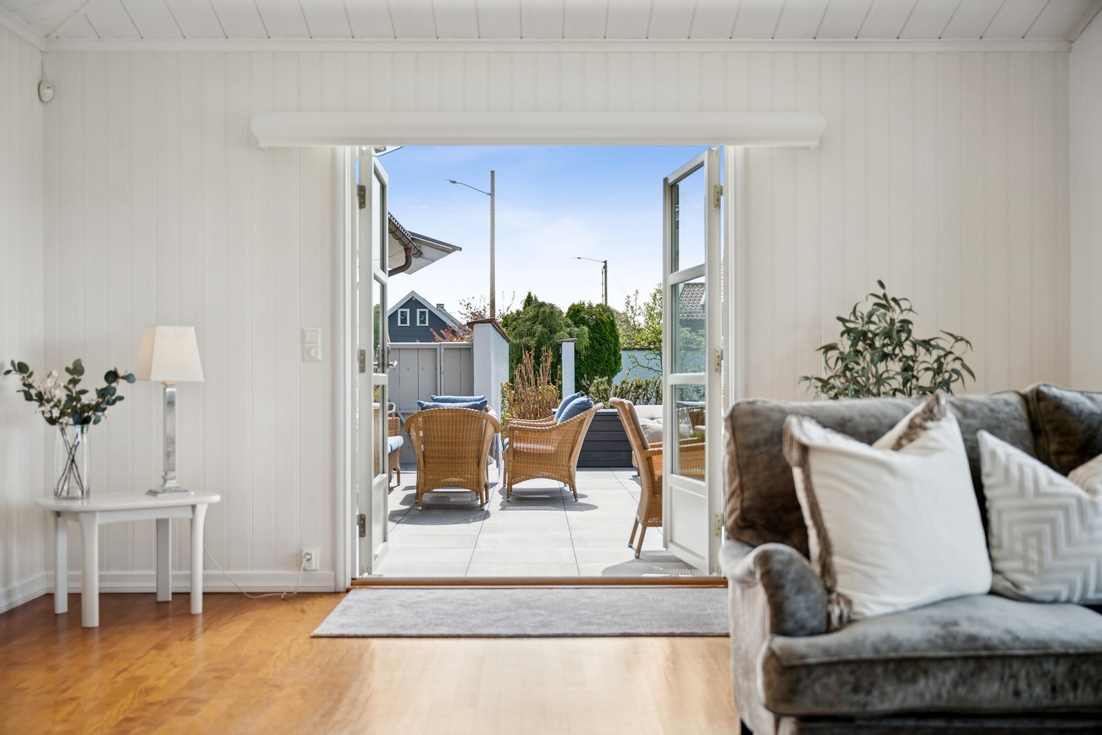 Direkte adkomst fra stuen til terrasseområdet gir en naturlig forlengelse av boligens sosiale soner. Galleribilde