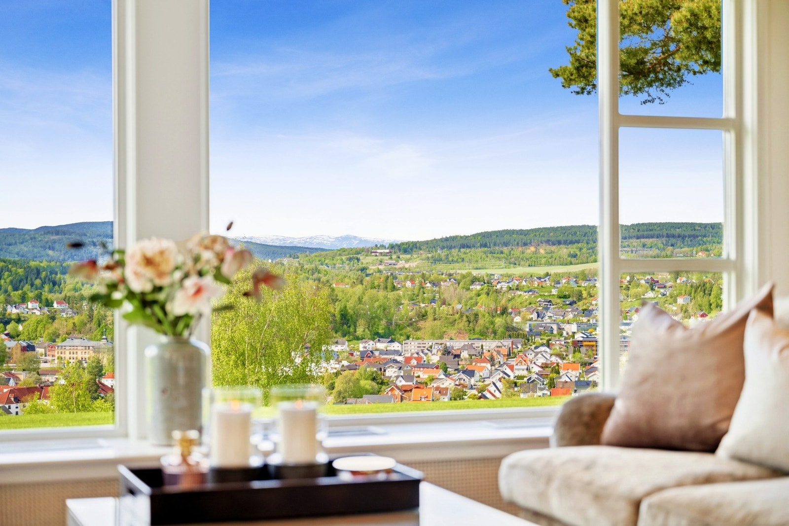 En uforstyrret horisont - nyt morgenkaffen eller ettermiddagssolen med byen som kulisse Galleribilde