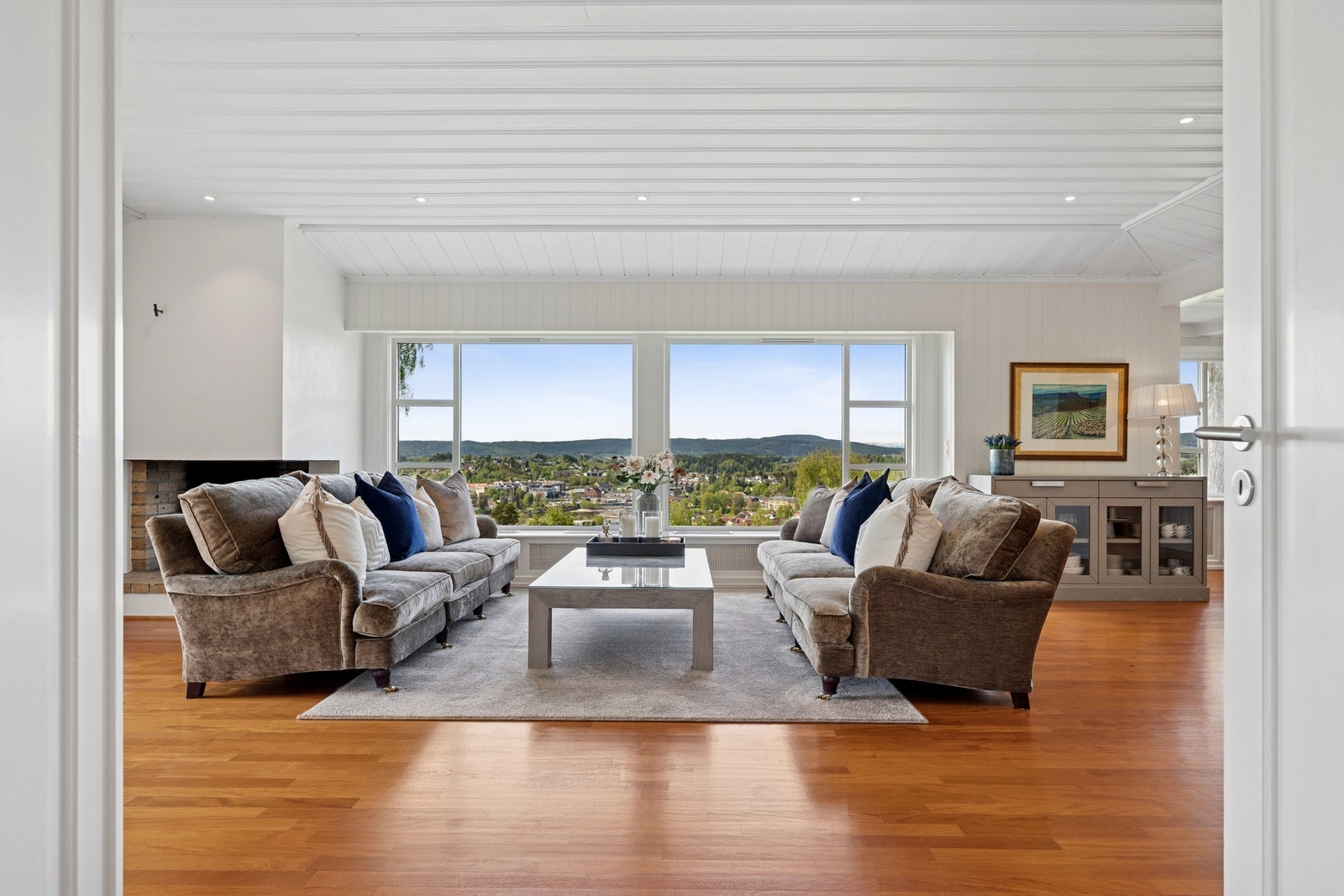 Sitt ned og nyt utsikten - dette rommet gir deg følelsen av å sveve over Hønefoss. Galleribilde