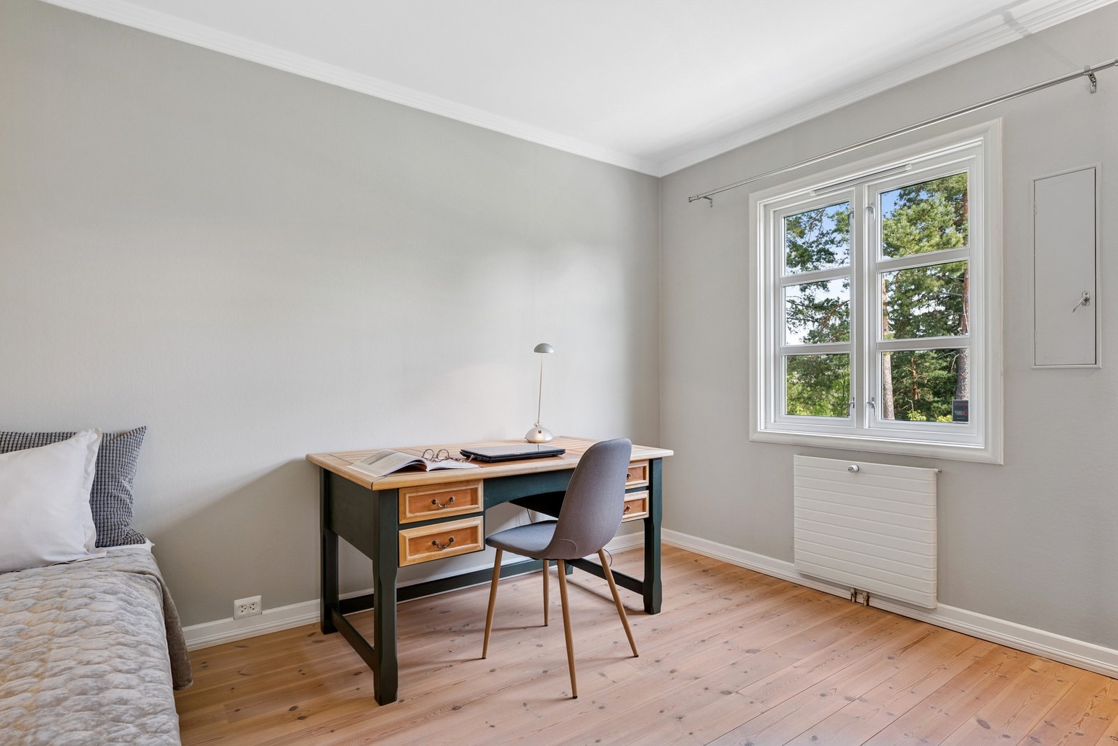 I denne etasjen har du et lyst soverom med fin plass til seng og annet møblement. Galleribilde