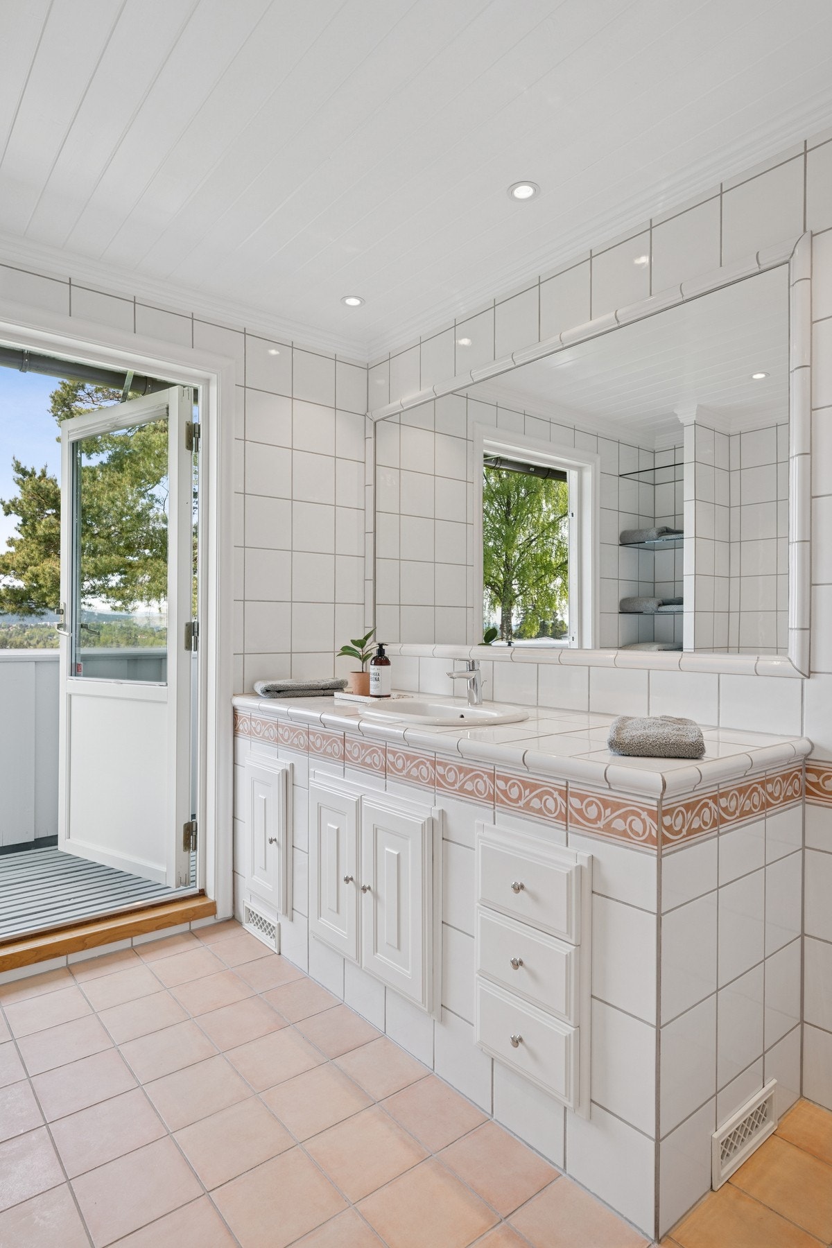 Dobbel servant med praktisk benk og underskap gir godt med plass. Store speil og spotbelysning sørger for god funksjonalitet. Galleribilde