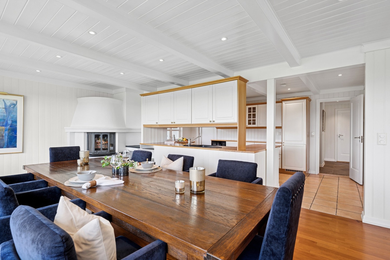 Kjøkken og spisestue er sømløst integrert - perfekt for deg som elsker å samle familie og venner rundt bordet. Galleribilde