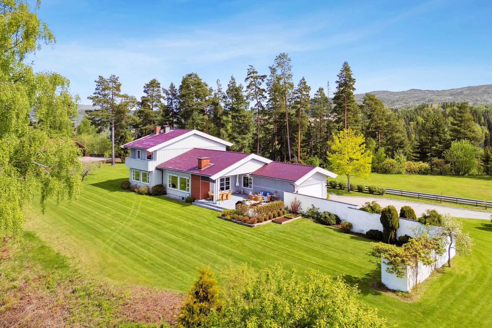 En innholdsrik enebolig med gjennomført arkitektur og stor, velstelt tomt. Solrik terrasse og vakre grøntarealer gjør uteområdet til en naturlig forlengelse av boligen. Galleribilde