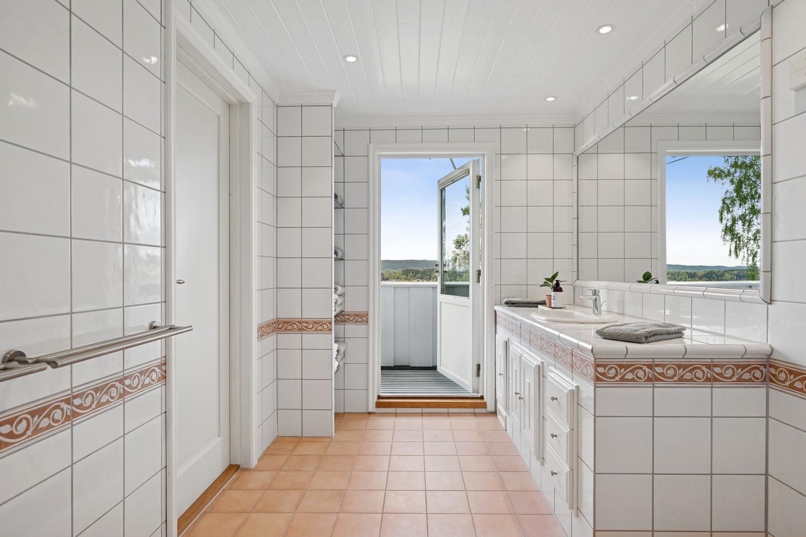 Utgang til balkong gir herlig mulighet for frisk luft og utsikt. Galleribilde