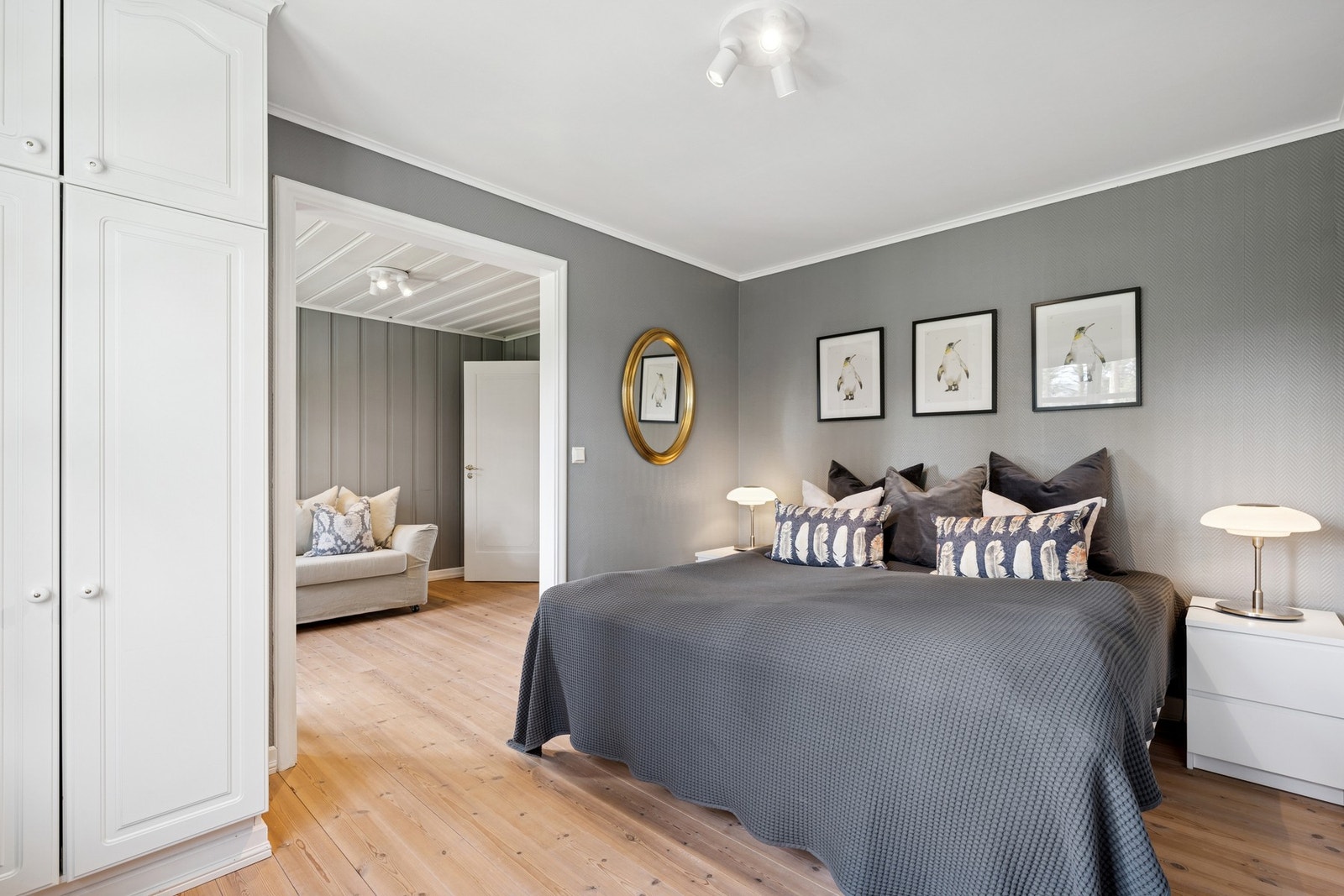 Rommet kan enkelt gjøres om igjen til 2 soverom ved å sette opp vegg og dør mot gangen. Galleribilde