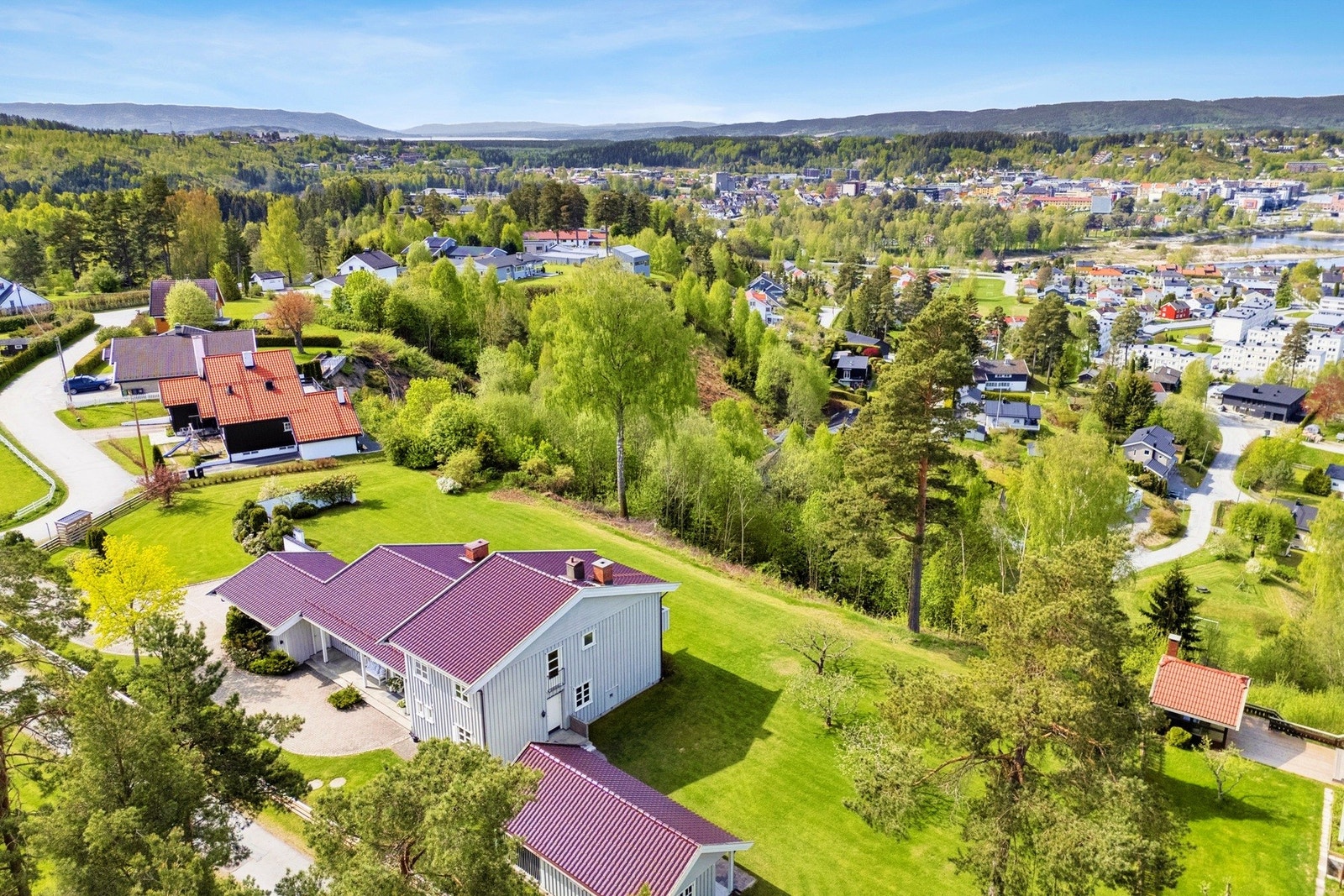 En sjelden eiendom som troner på toppen av Hønefoss - med over 5 mål tomt, panoramautsikt og maksimal sol. Galleribilde