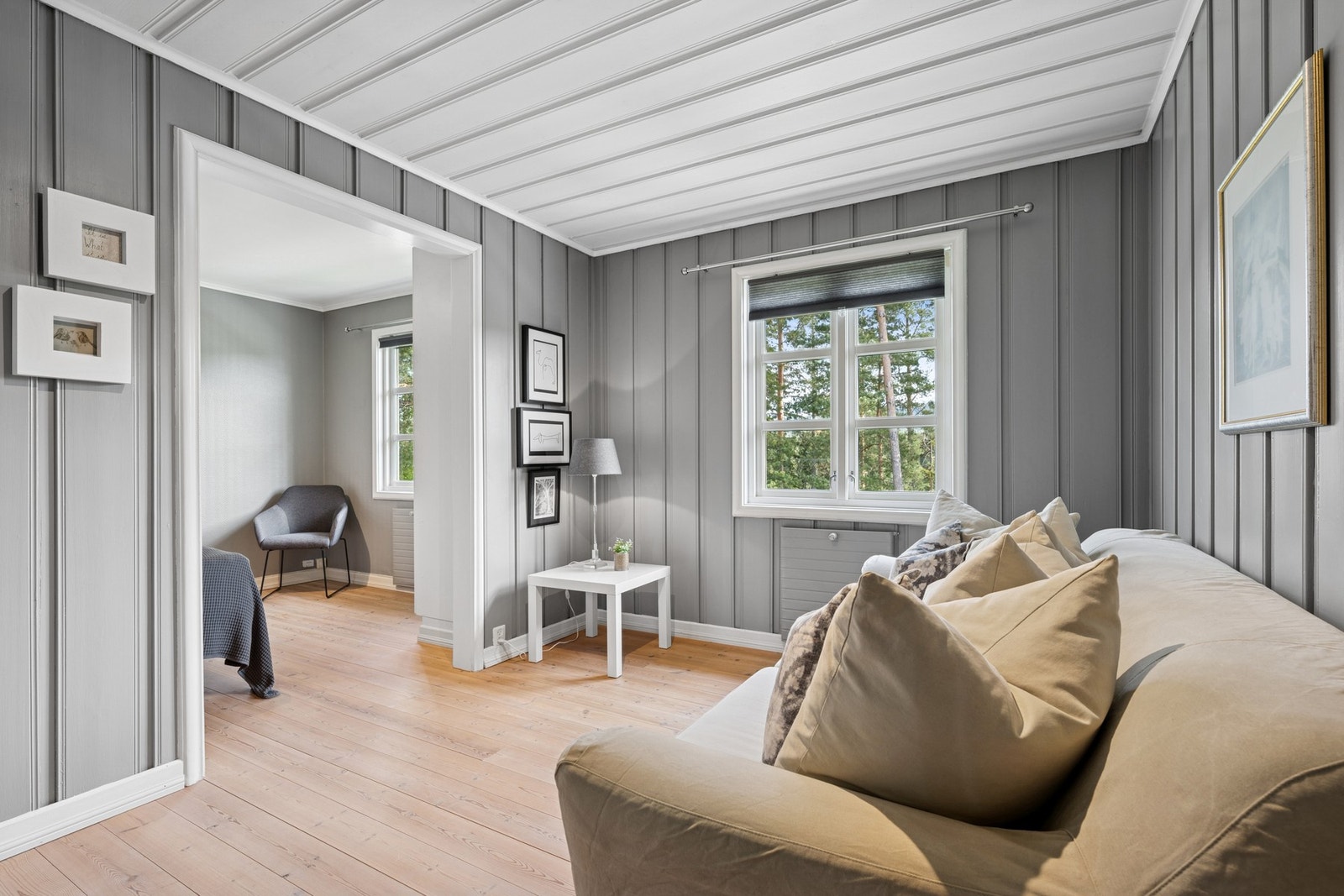 Eier har åpnet opp mellom to opprinnelige soverom og skapt ett stort og luftig rom som benyttes som gjesterom og TV-stue i dag. Galleribilde