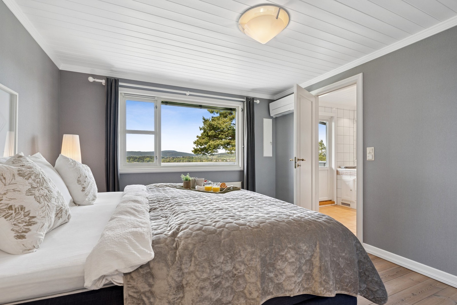 Praktisk planløsning med god garderobeplass i form av to skyvedørsgarderober. Direkte adkomst til eget baderom og balkong. Galleribilde