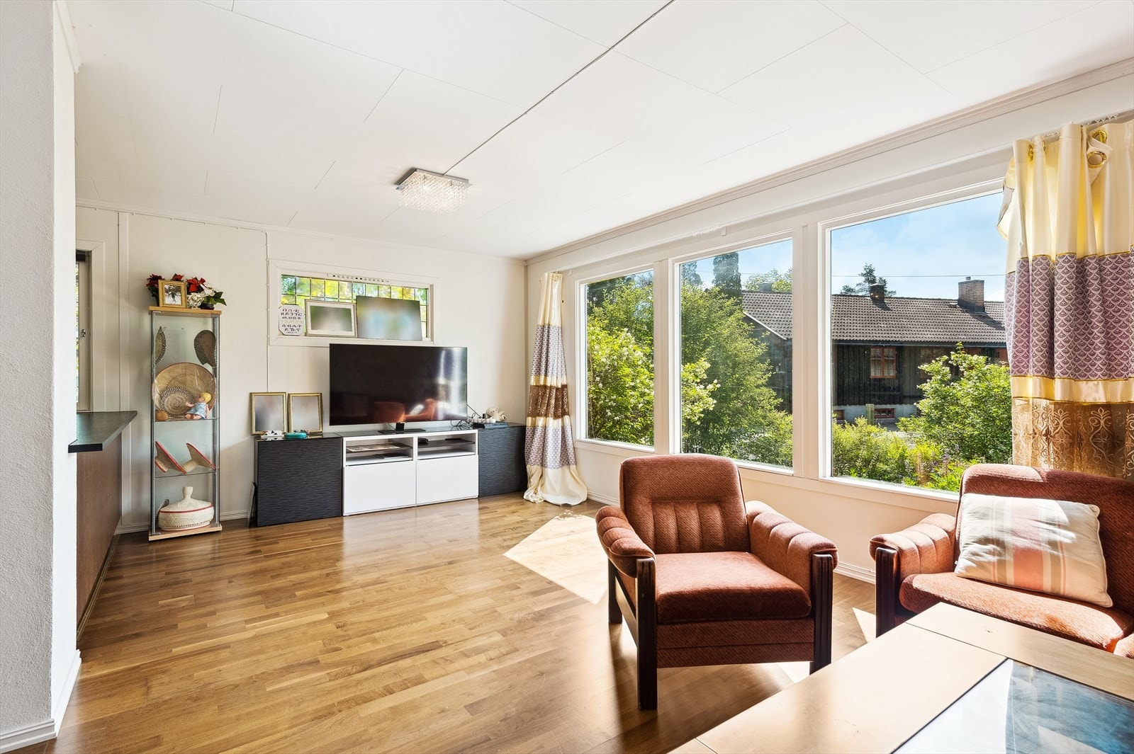 I stuen er det plass til både sofagruppe og spisebord i tillegg til media-møblement, vitrineskap og lesekrok. Galleribilde