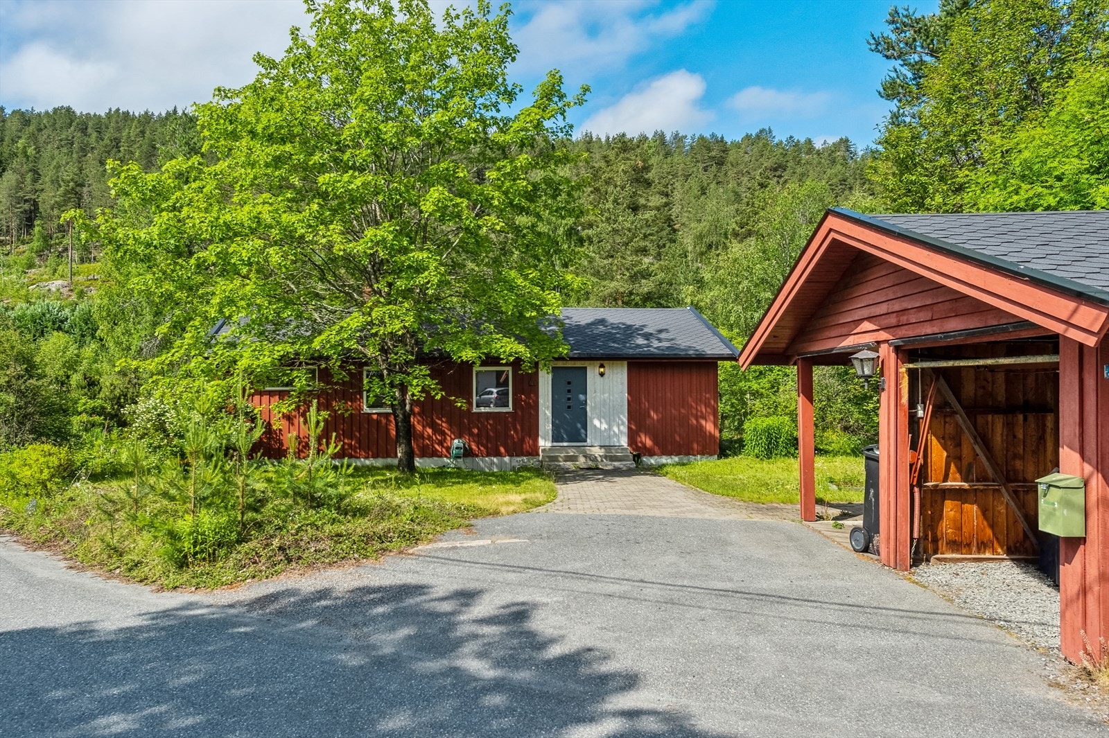Etablert boligstrøk på Riegelsbakken, med kort avstand til skog/friareal, Funkelia/Kongsberg Skisenter, skole, barnehage, og Teknologiparken. Galleribilde