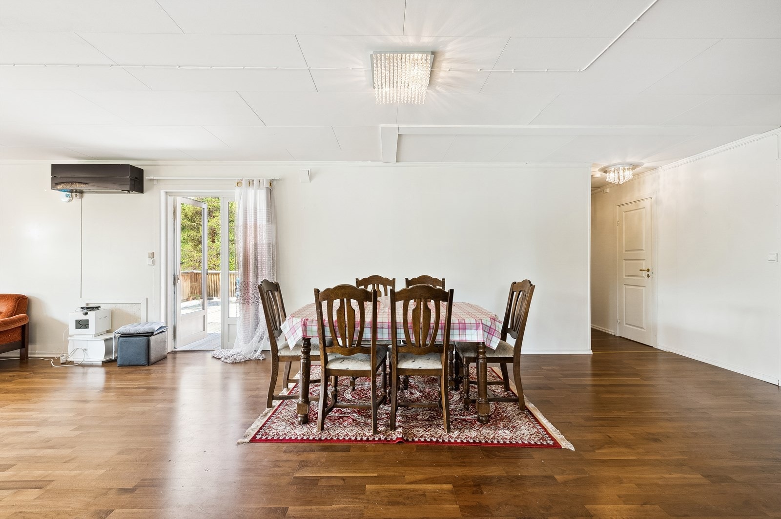 Fra stuen er det utgang til verandaen. Galleribilde