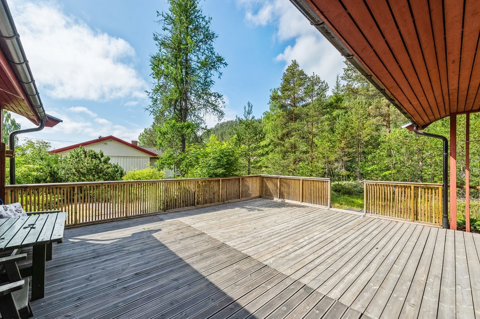 Verandaen er vendt mot vestlige solforhold og det er nedgang til hagen. Galleribilde