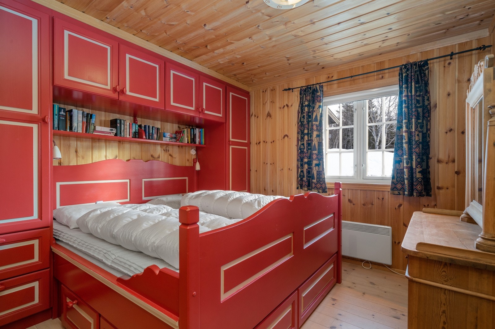 1. etasjen har 3 soverom hvor det ene med dobbeltseng og de andre med familiekøye Galleribilde