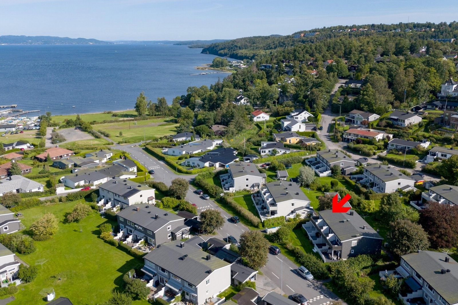 Tronvikalléen går ned mot den populære Tronvikstranda. Galleribilde