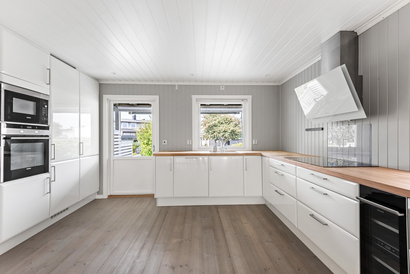 Moderne kjøkken med integrerte hvitevarer. Galleribilde