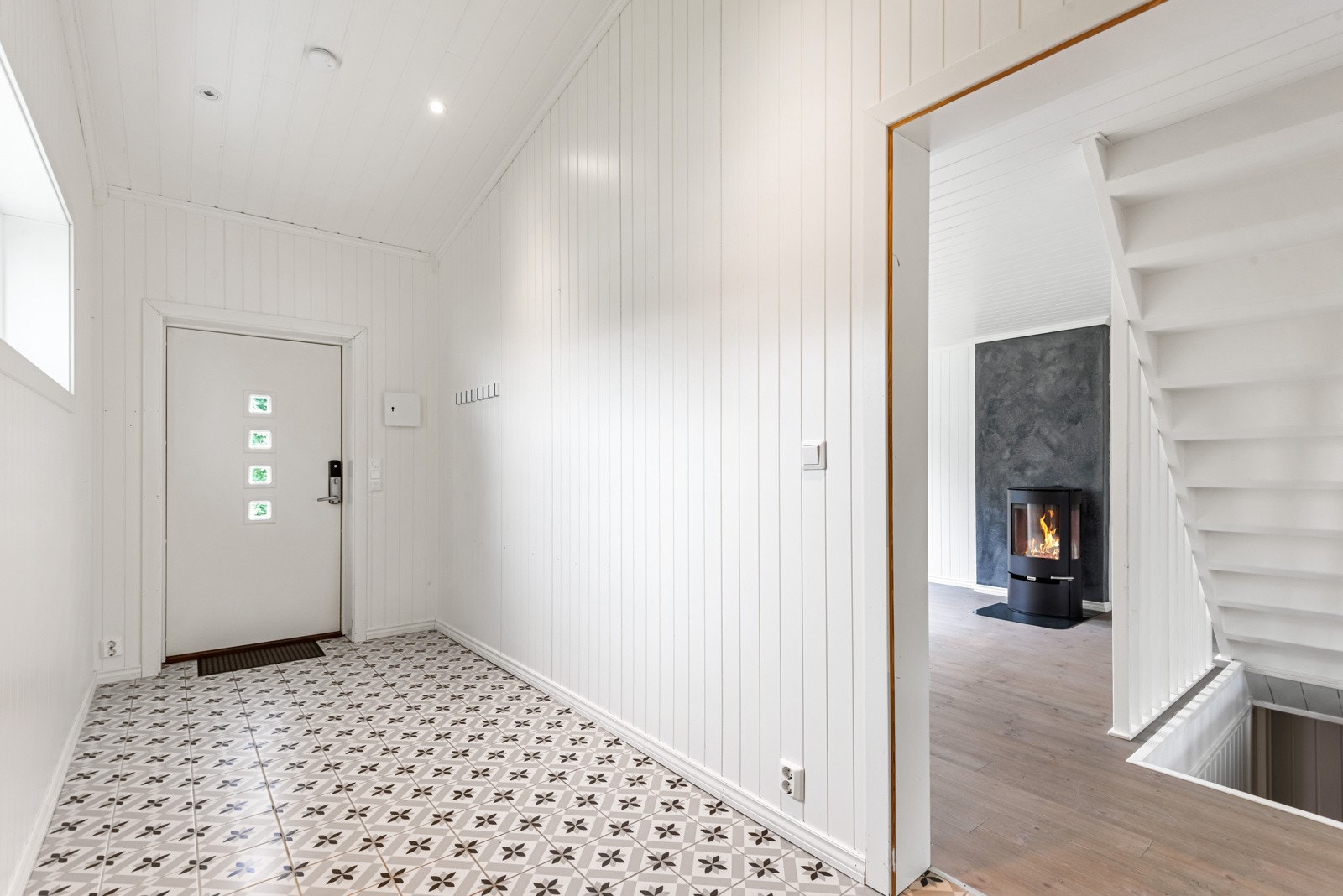 Entré/hall med lekre Ulfvenfliser. Galleribilde