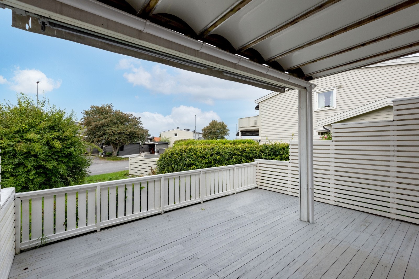 Hekk og vegetasjon gir lite innsyn. Galleribilde