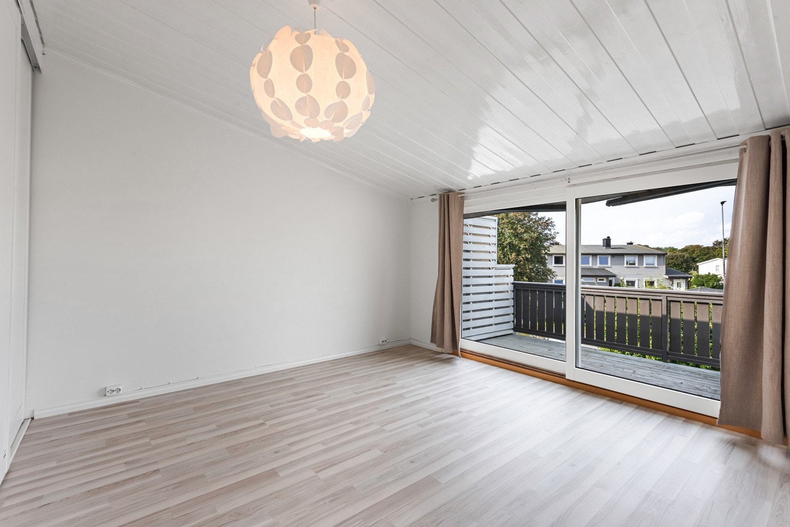 Soverom 1 med skyvedør til stor veranda. Galleribilde