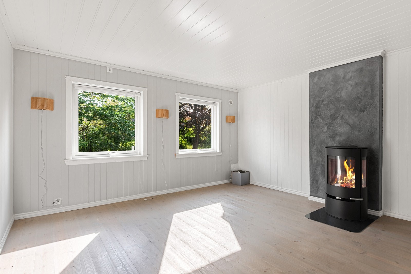 Stue med moderne peisovn. Galleribilde