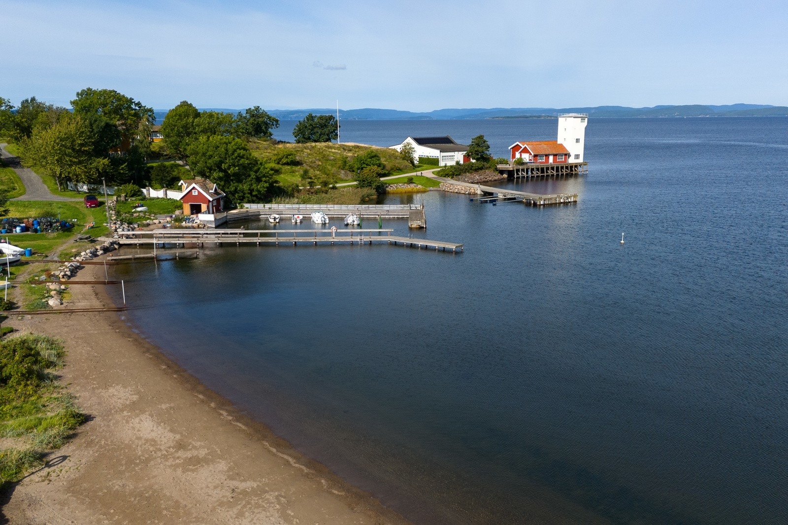 Tronvikstranden med Torpedostasjonen i bakgrunnen. Galleribilde