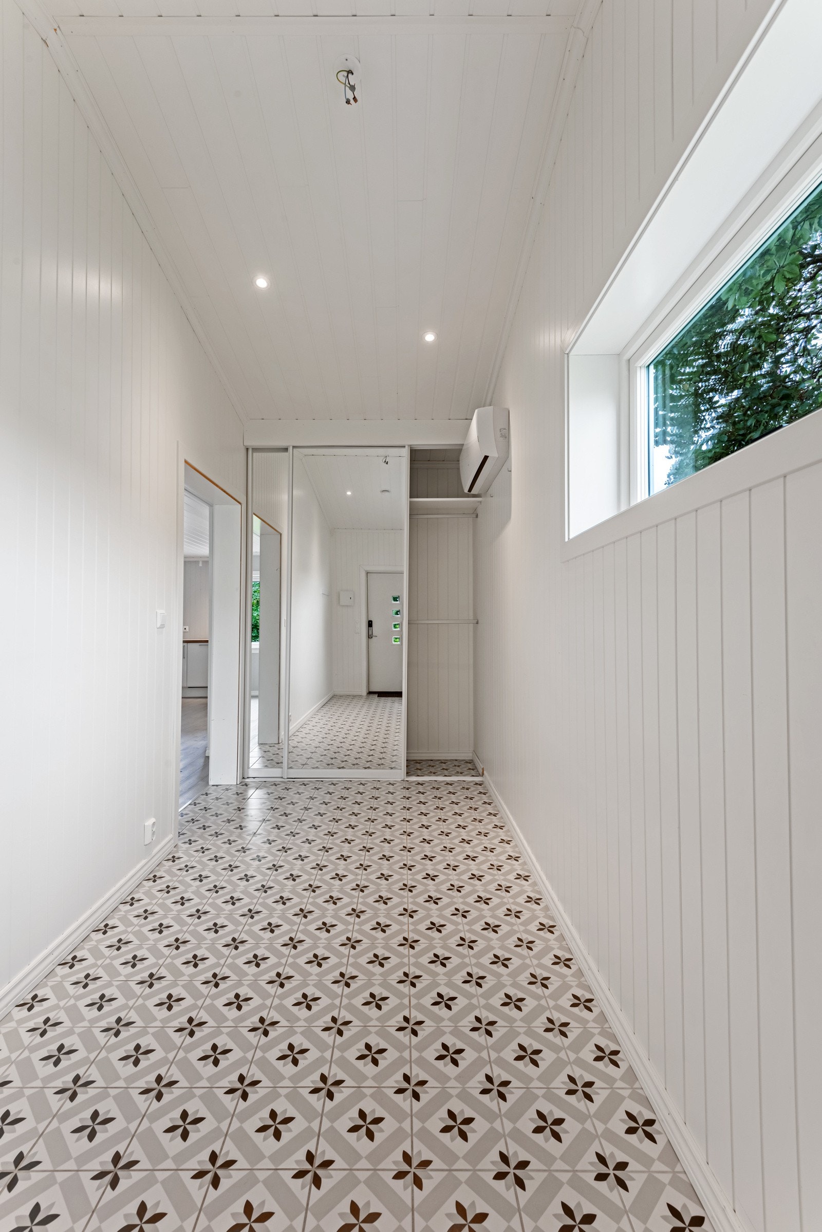 I entréen er det montert en moderne varmepumpe ved inngangen til stuen. Galleribilde