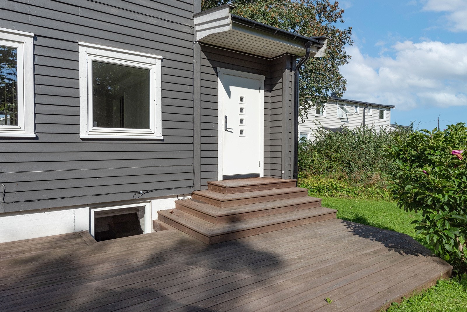 Inngangspartiet med platting Galleribilde