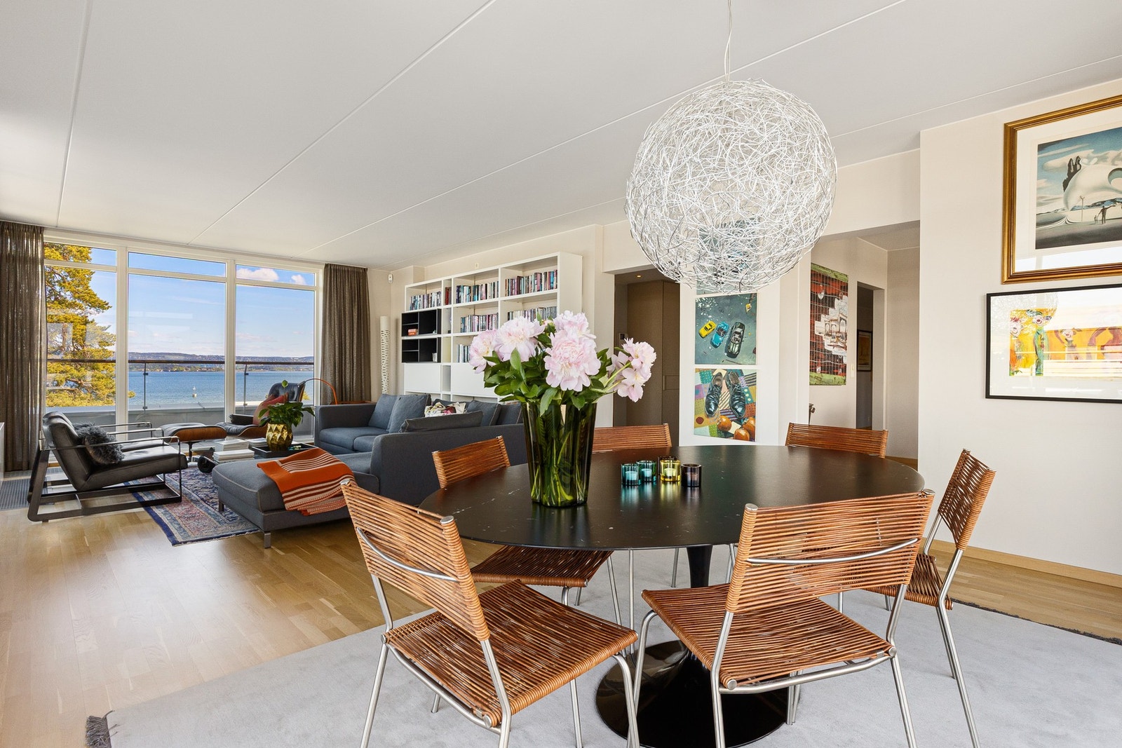 Fra stuen er det skyvedør ut til terrassen. Galleribilde