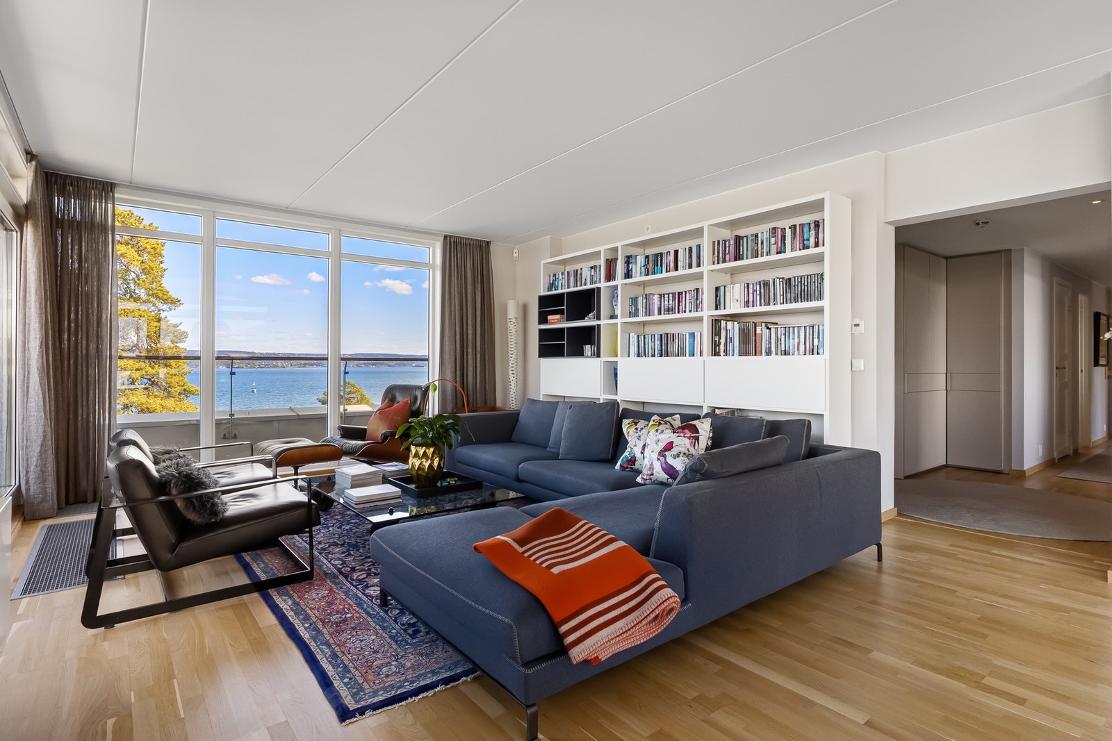 Stuen har gode møbleringsmuligheter med plass til både sofa- og spisegruppe. Galleribilde