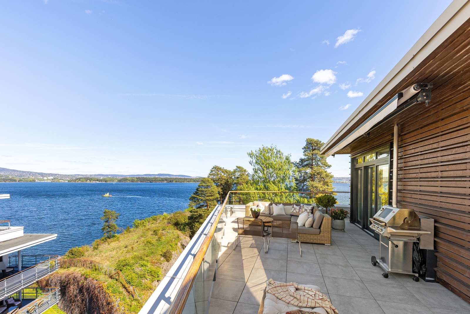 Uteplasser på hele 75 kvm som strekker seg rundt hele leiligheten. Galleribilde