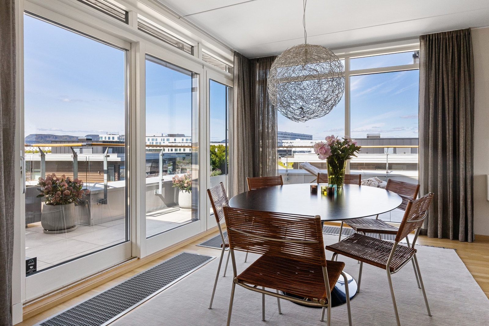 Spisestuen. Galleribilde