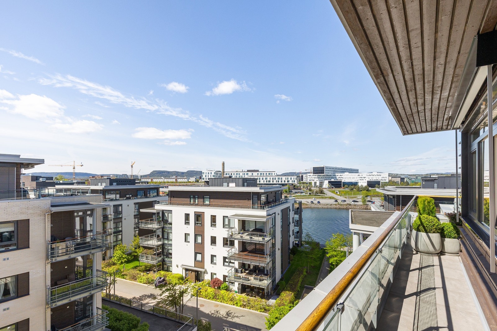 Utgang til terrassen fra kjøkkenet også. Galleribilde