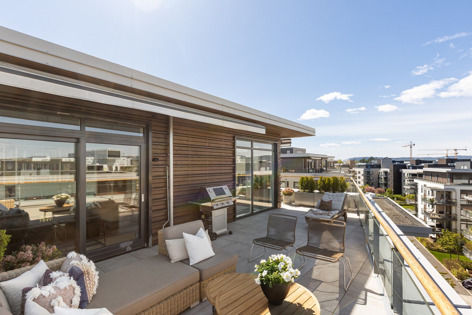 Terrassen henvender seg til ulike himmelretninger - noe som sikrer sol gjennom hele dagen. Galleribilde