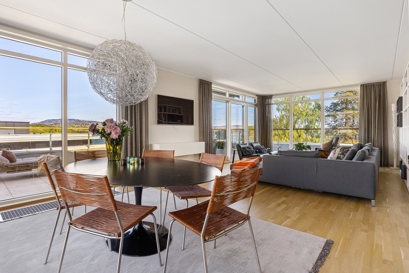 Spisestuen. Galleribilde