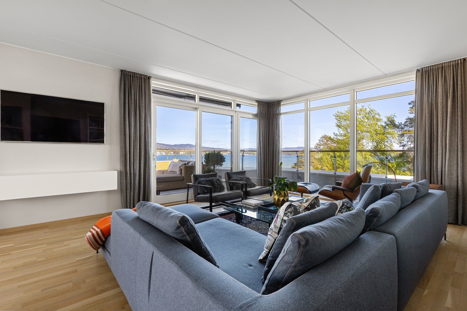 God kontakt med sjøen fra stuen. Galleribilde