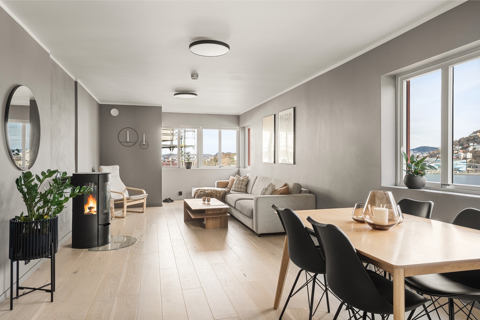 I stuen er det god plass til å innrede med både sofa- og spisegruppe. Galleribilde