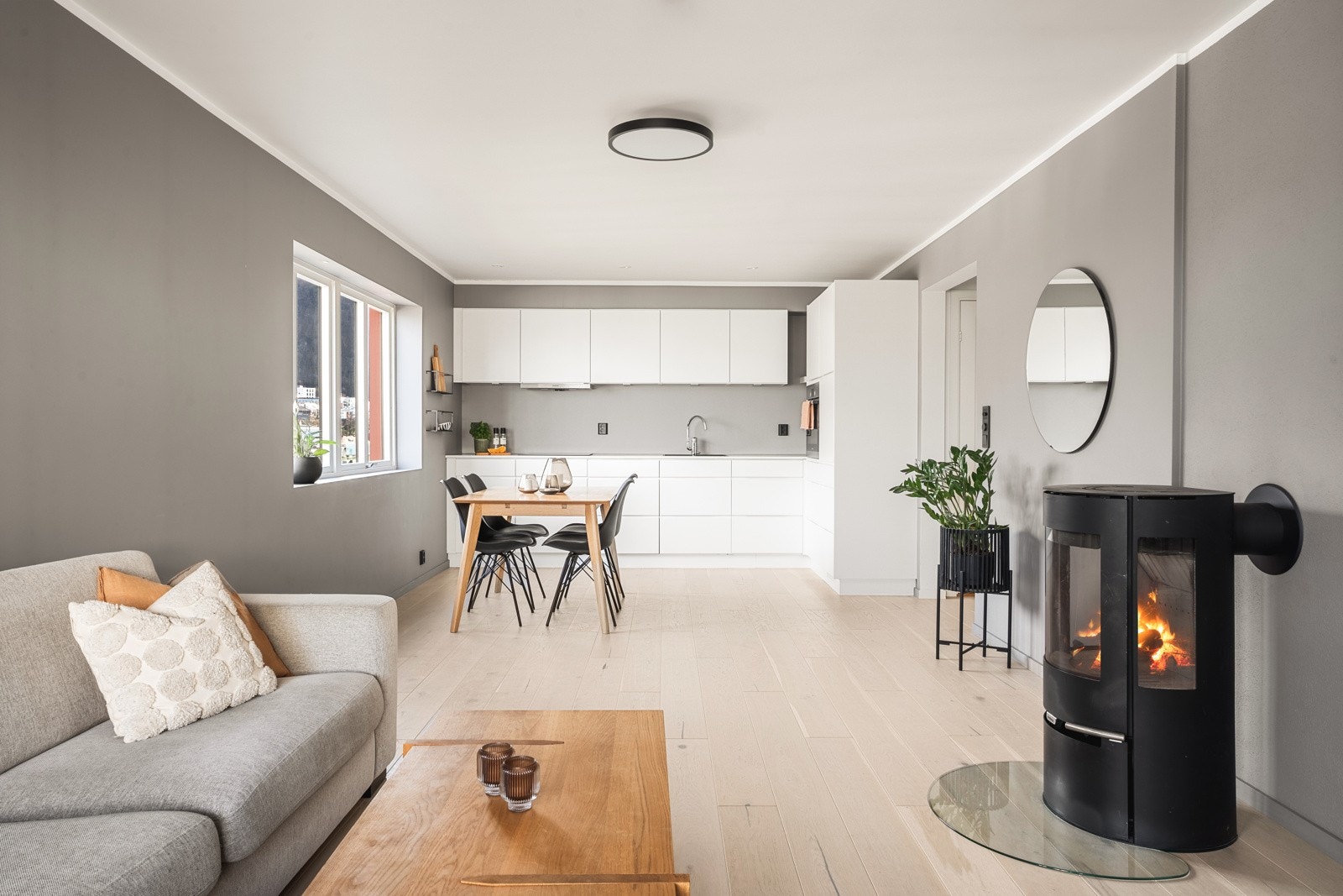 Den åpne kjøkkenløsningen gjør rommet svært sosialt. Galleribilde