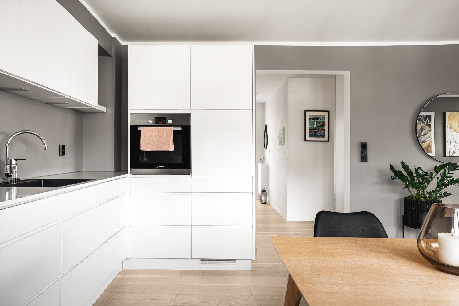 Kjøkkenet har god skap- og benkeplass. Av integrerte hvitevarer er det stekeovn, platetopp, oppvaskmaskin, ventilator og kjøleskap med frysedel. Galleribilde