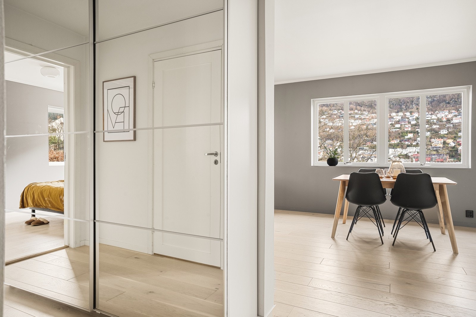 Boligen har gjennomgående flott 1-stavs parkett, med unntak av badet. Galleribilde