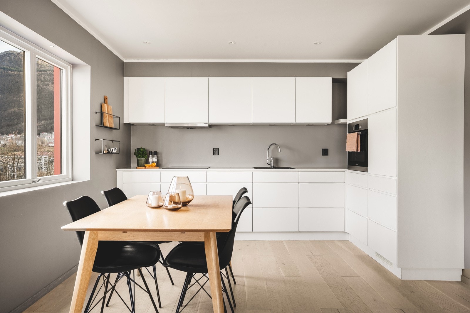 Kjøkkeninnredningen er fra kvalitetsleverandøren KVIK med slette, hvite fronter med integrerte håndtak og dempefunksjon. Galleribilde