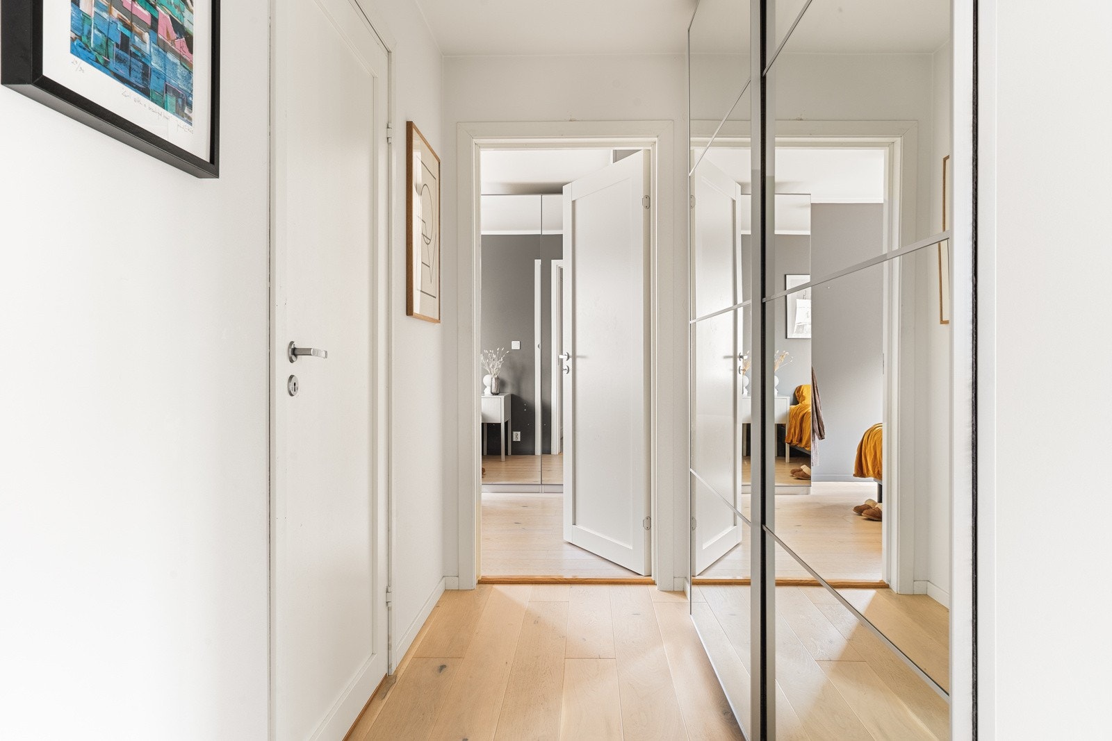 Velkommen inn! Leiligheten har en lys og trivelig entré med god plass til å henge fra seg yttertøy og sko. Galleribilde